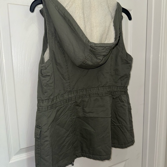 Rue21 Green Utility Vest with Collar and Faux Fur Lining - Picture 10 of 10